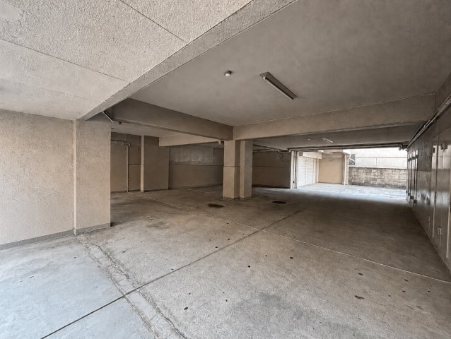 長居岡本マンションの駐車場