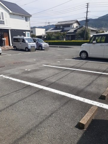 クレストール花の木Ｂの駐車場