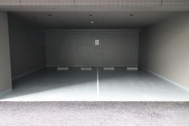 ジェノヴィア新子安の駐車場