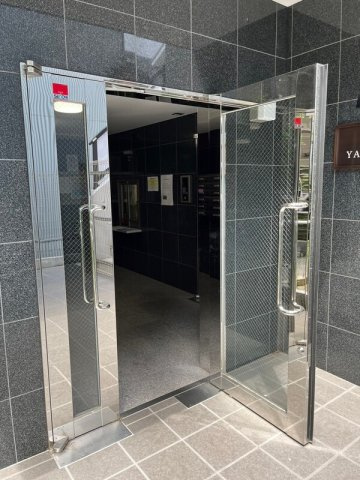 ヒルズ八尾本町のエントランス