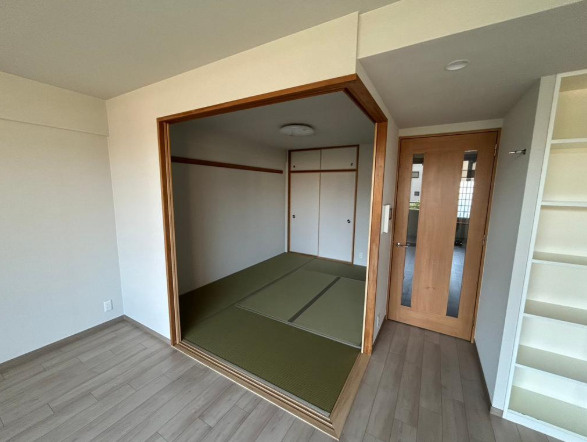 レスタージュ住道の和室|リビング横の和室6.0帖
■物件内覧・資金計画相談・住宅ローン相談、リフォーム相談、お問合せ受付中■
※当日・翌日のご内覧、ご相談はお電話でのお問合せがスムーズです！