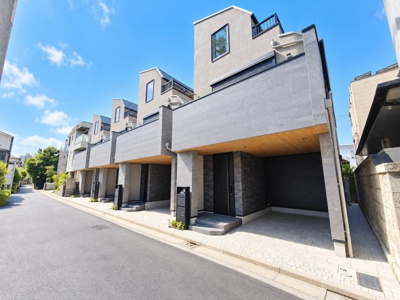 【外観】 | 【随時ご内覧頂けます】中野区中央4丁目　新築戸建　C号棟 12800万円 | 駅歩3分の利便性と安らぎの両立した好環境に 全4棟が完成しました。
ゆとりある住空間、上質な設備仕様、良好な周辺環境など、ぜひ現地にてご覧下さい。