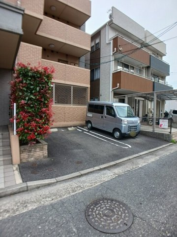 フィオーレ　ジュネスの駐車場