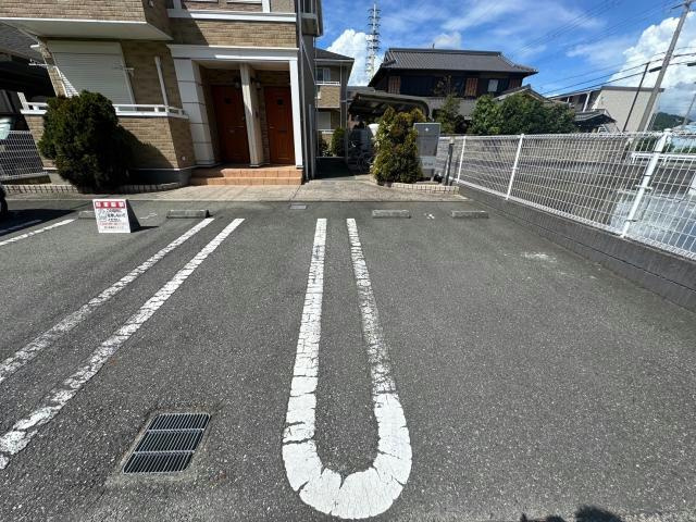 イースト・エレガントＡの駐車場