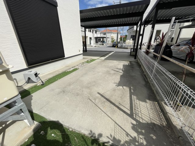 【中古戸建】名護市宇茂佐の森4LDKの駐車場|駐車場の用意があります