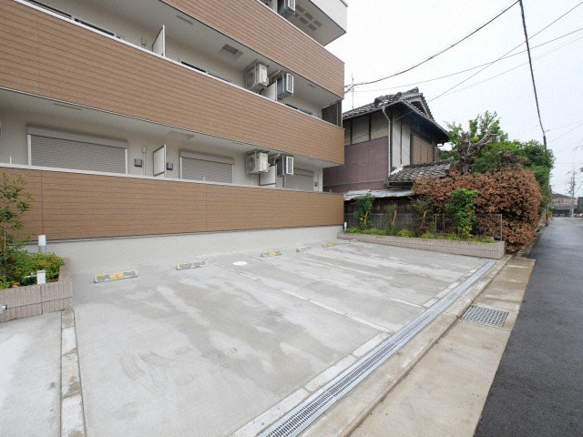 リバーサイド東久宝寺十番館の駐車場