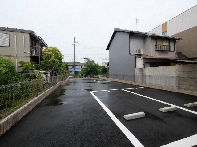 リバーサイド東久宝寺十番館の駐車場