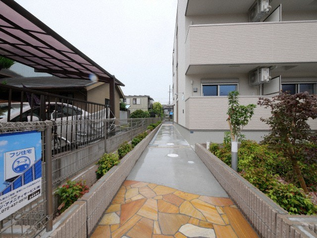 リバーサイド東久宝寺十番館のエントランス