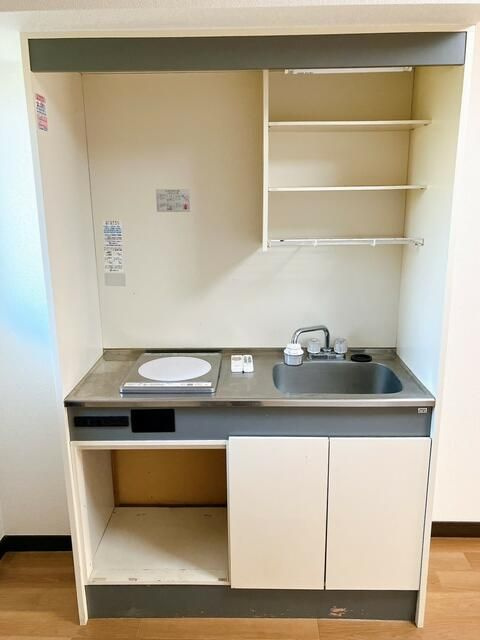 吉野沢マンションのキッチン|コンパクトなキッチンで掃除もラクラク