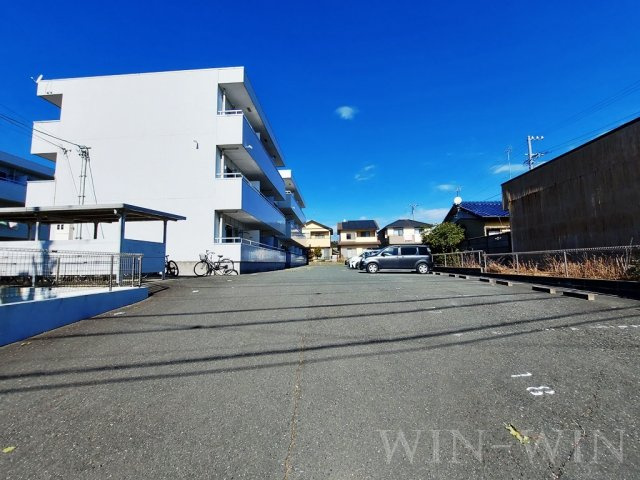 リバーウエスト 弐番館の駐車場