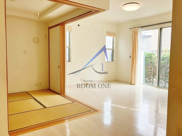 小倉戸建の居間・リビング|洋室のお部屋です。