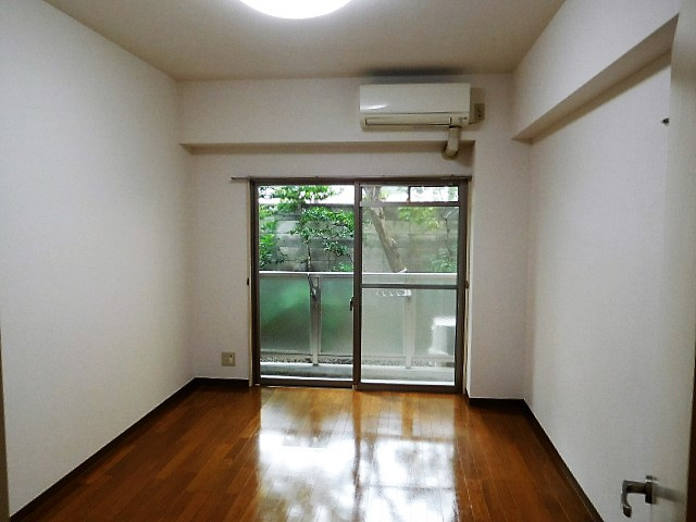 京都市西京区桂野里町の賃貸マンションの居間・リビング