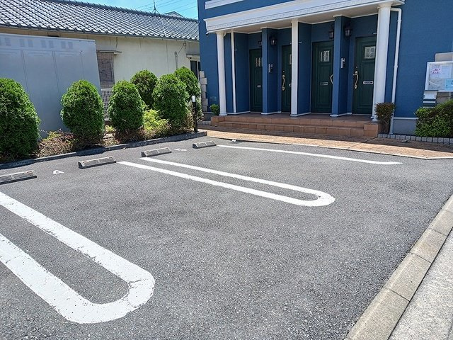 ワイズ　コンブリオⅤの駐車場