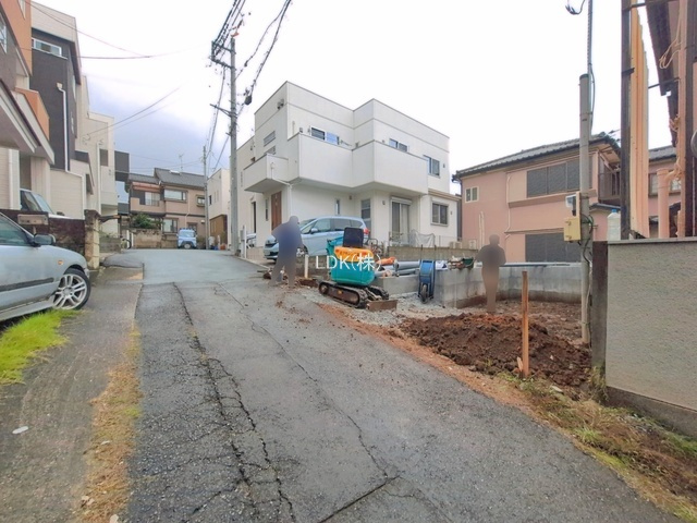 【前面道路含む現地写真】 | 新築戸建／ふじみ野市鶴ケ舞１丁目（全1棟） | 基礎（撮影：'26/09/30）