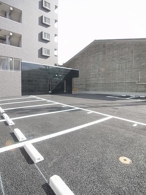 ナウ　ヴィレッジの駐車場