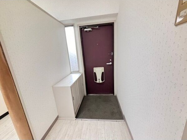 日興ハイツの玄関