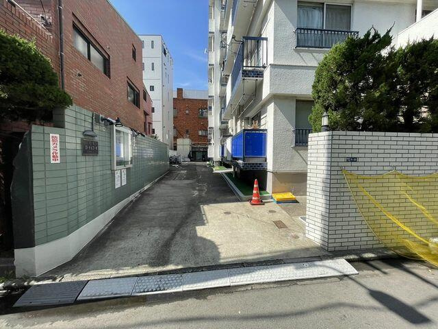 麻布ローヤルコーポの駐車場