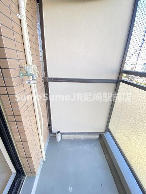 尼崎市南清水の賃貸マンションのバルコニー|開放的で明るい空間を演出してくれるバルコニーです