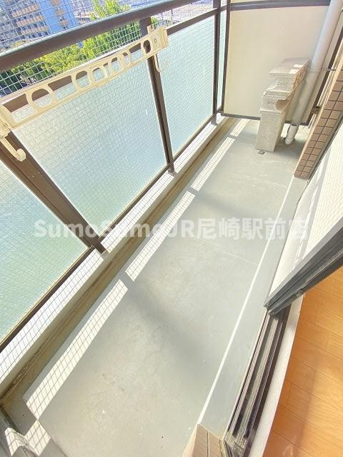 尼崎市南清水の賃貸マンションのバルコニー|開放的で明るい空間を演出してくれるバルコニーです