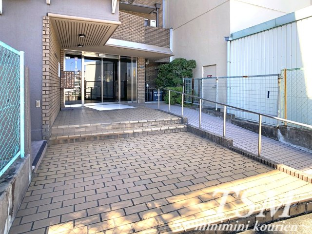 朝日プラザ寝屋川のエントランス