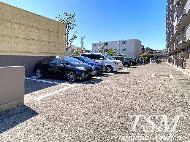 朝日プラザ寝屋川の駐車場
