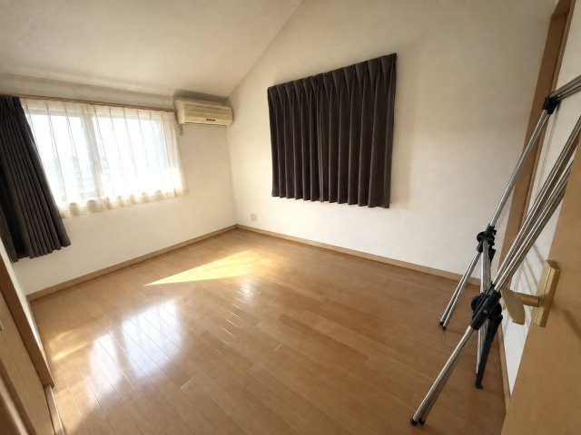 安佐南区上安6丁目の洋室|窓から自然光が差し込む洋室です。ベッドやデスクなどを配置して、主寝室や子ども部屋、在宅ワークスペースとして活用できます。