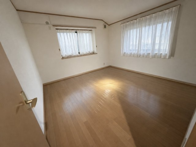 安佐南区上安6丁目の洋室|2面から採光を取り込める明るい洋室です。家具を配置しやすいシンプルな空間で、家族それぞれの個室として使いやすい一室です。