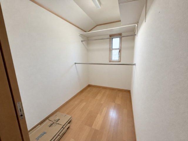 安佐南区上安6丁目の洋室|納戸として使えるスペースです。季節用品や家族の荷物、使用頻度の低い物などをまとめて収納でき、各居室をすっきり保つのに役立ちます。