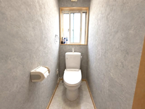 安佐南区上安6丁目のトイレ|各階にトイレを備えているため、朝の身支度や家族が多い時間帯にも使い分けしやすい間取りです。窓もあり換気に利用できます。