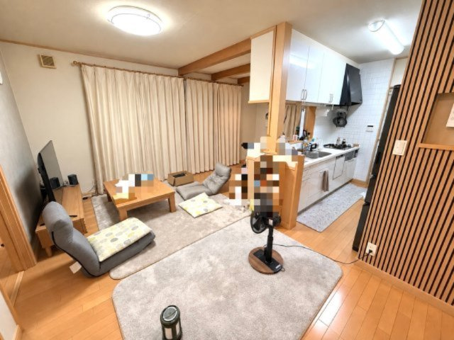 安佐南区上安6丁目の居間・リビング|木の温もりを感じる内装のリビングです。窓から自然光を取り込み、ダイニングとくつろぎのスペースを分けながら家族でゆったり過ごせます。