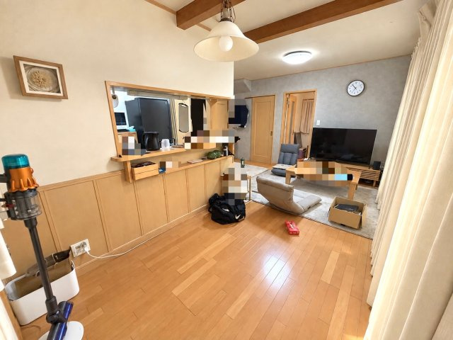 安佐南区上安6丁目の居間・リビング|ダイニングとリビングがつながる家族の共有空間です。木目を活かした落ち着いた雰囲気で、食事や団らんなど日々の時間をゆったり過ごせます。
