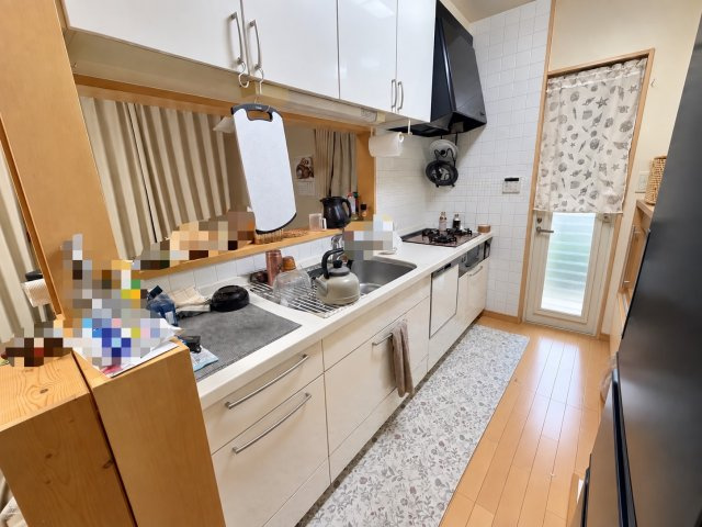 安佐南区上安6丁目のキッチン|収納をしっかり備えたキッチンです。シンクや加熱機器、作業スペースをまとめて配置し、調理器具や食器を整理しながら毎日の料理を進められます。