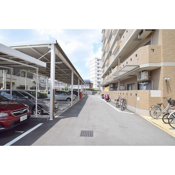 エバーグリーン旭の駐車場