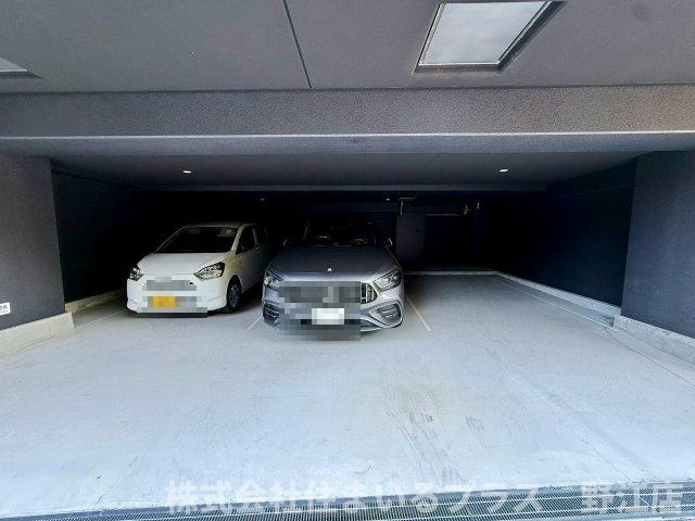 NINE RESIDENCEの駐車場