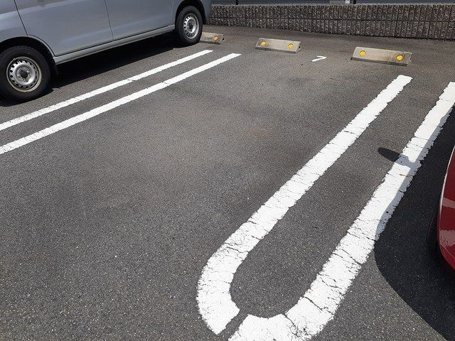 ラルーチェの駐車場