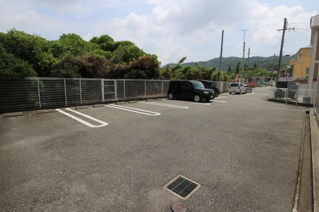 ドミール2002の駐車場