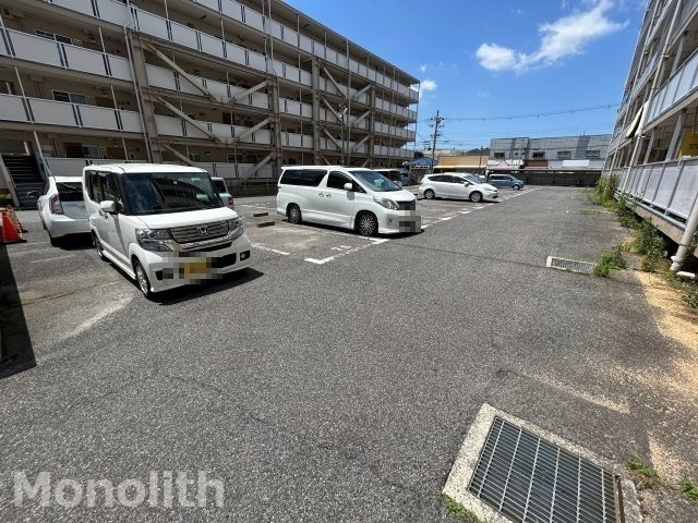 ビレッジハウス草部4号棟の駐車場