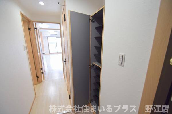 ドゥエリング森小路の玄関