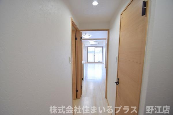 ドゥエリング森小路の玄関