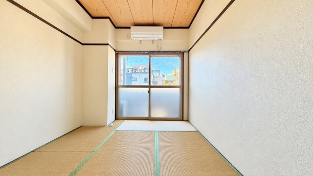 SSKグリーンパーク北千住第10の和室|畳のぬくもりを感じる落ち着いた和室。客間やお子様の遊び場、お昼寝スペースなど、多目的に活躍します。