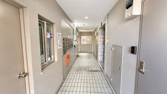 SSKグリーンパーク北千住第10のエントランス|明るく清潔感のあるエントランスホール。整然とした共用空間が、住まいの心地よさを感じさせます。