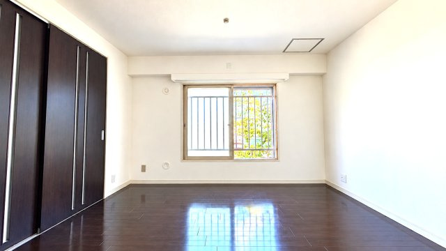 SSKグリーンパーク北千住第10の居間・リビング|ダークブラウンの床と建具が上質な雰囲気を演出。お好みのインテリアで、自分らしい空間づくりを楽しめます。