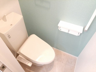 温水洗浄便座付きのトイレです♪