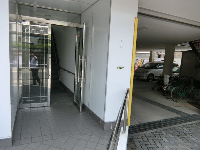 ファミール新和のエントランス