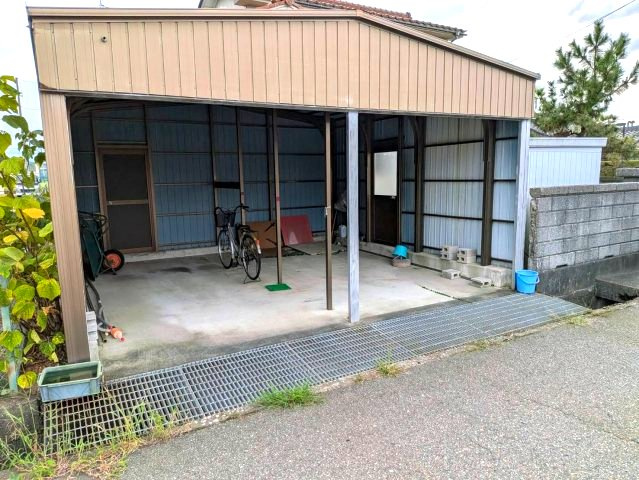 領家町　中古住宅の駐車場|車庫
