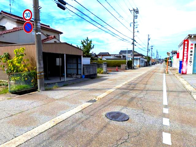 領家町　中古住宅の前面道路含む現地写真