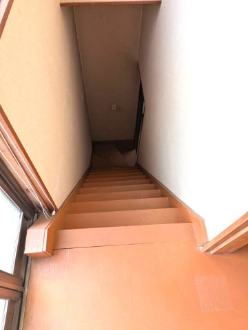 領家町　中古住宅の内装|階段