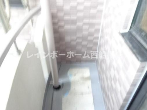 江戸川区東葛西２丁目のアパートのバルコニー