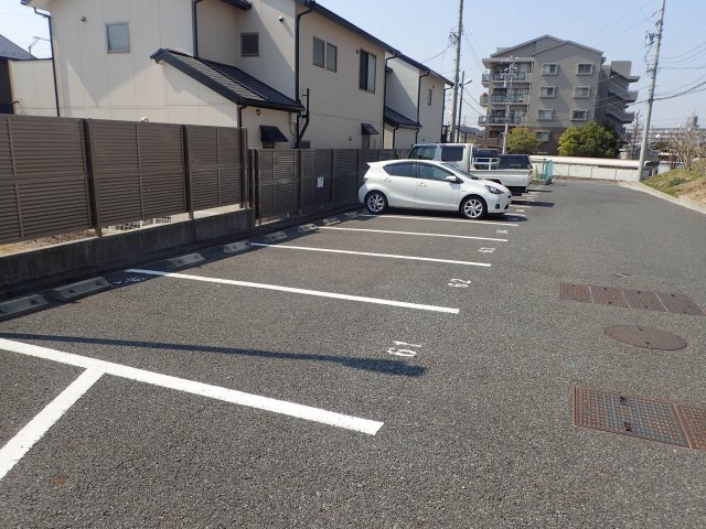 グランディールBの駐車場