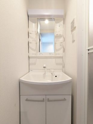モダンアパートメント武蔵小山の洗面所|コンパクトで使いやすい洗面所